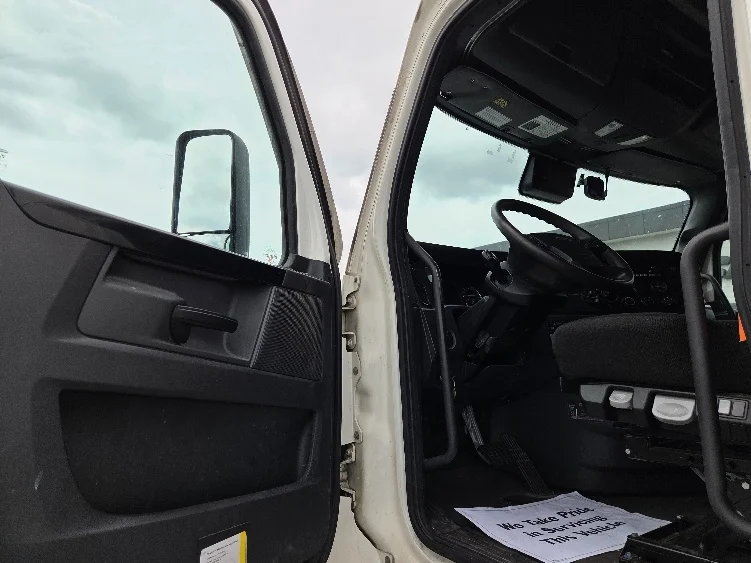 2023 Freightliner Cascadia in Kansas City, MO — photo 9