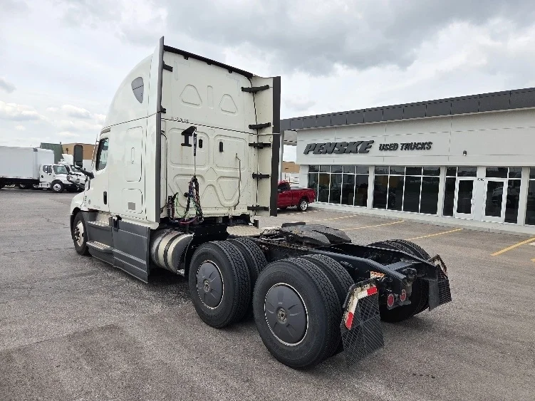 2023 Freightliner Cascadia in Kansas City, MO — photo 5