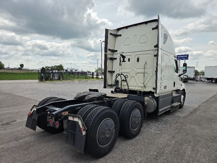 2023 Freightliner Cascadia in Kansas City, MO — photo 7