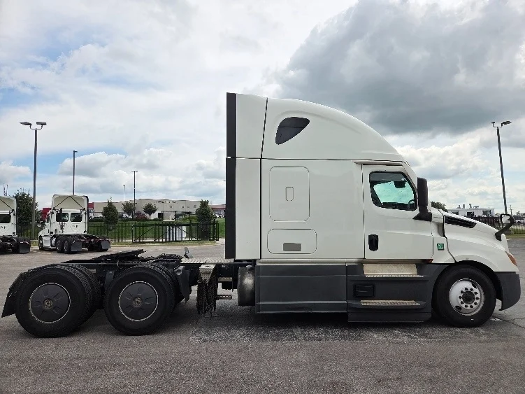 2023 Freightliner Cascadia in Kansas City, MO — photo 8