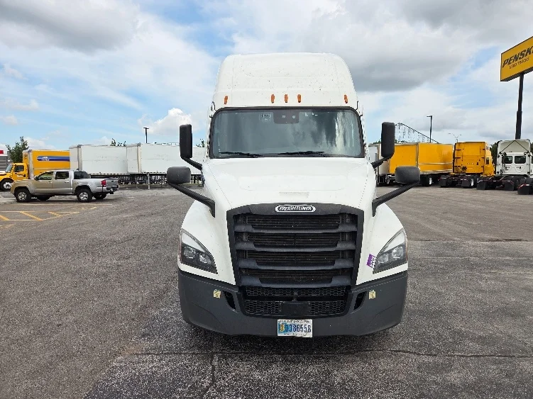 2023 Freightliner Cascadia in Kansas City, MO — photo 2