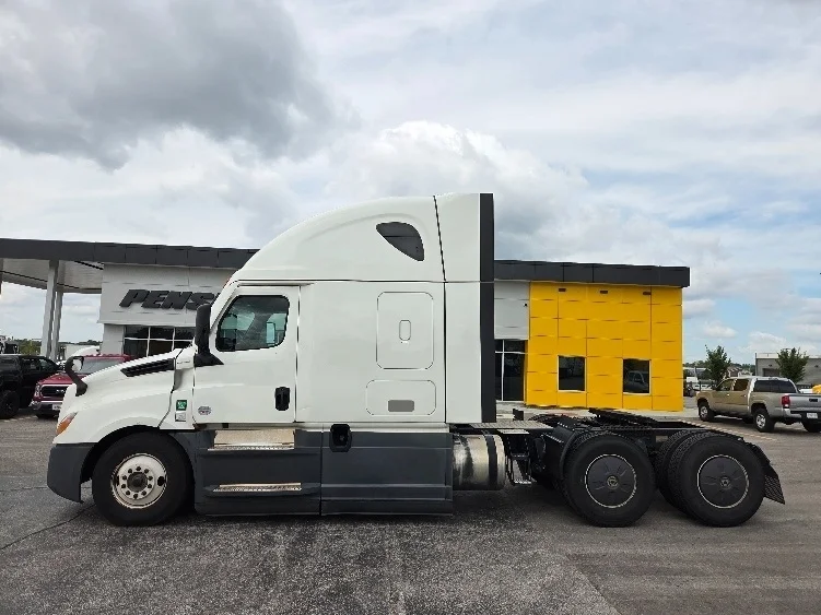 2023 Freightliner Cascadia in Kansas City, MO — photo 4
