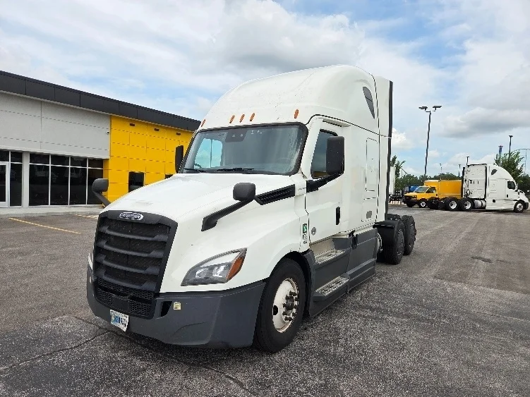 2023 Freightliner Cascadia in Kansas City, MO — photo 3