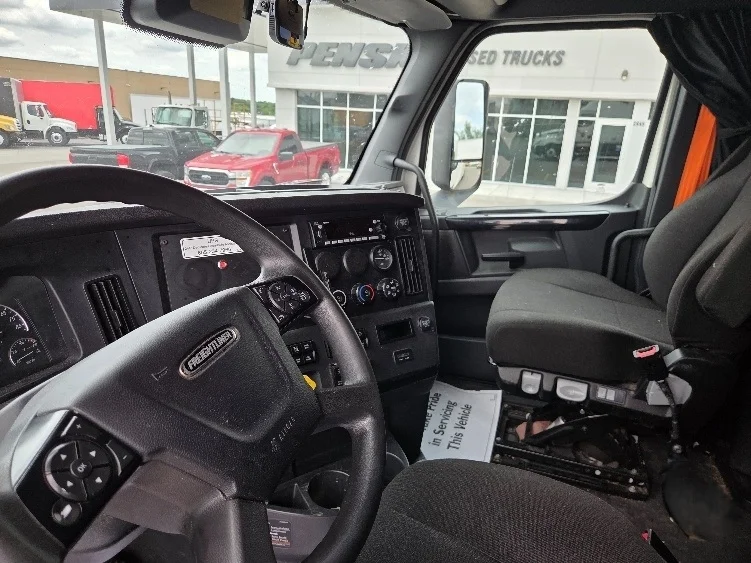 2023 Freightliner Cascadia in Kansas City, MO — photo 10