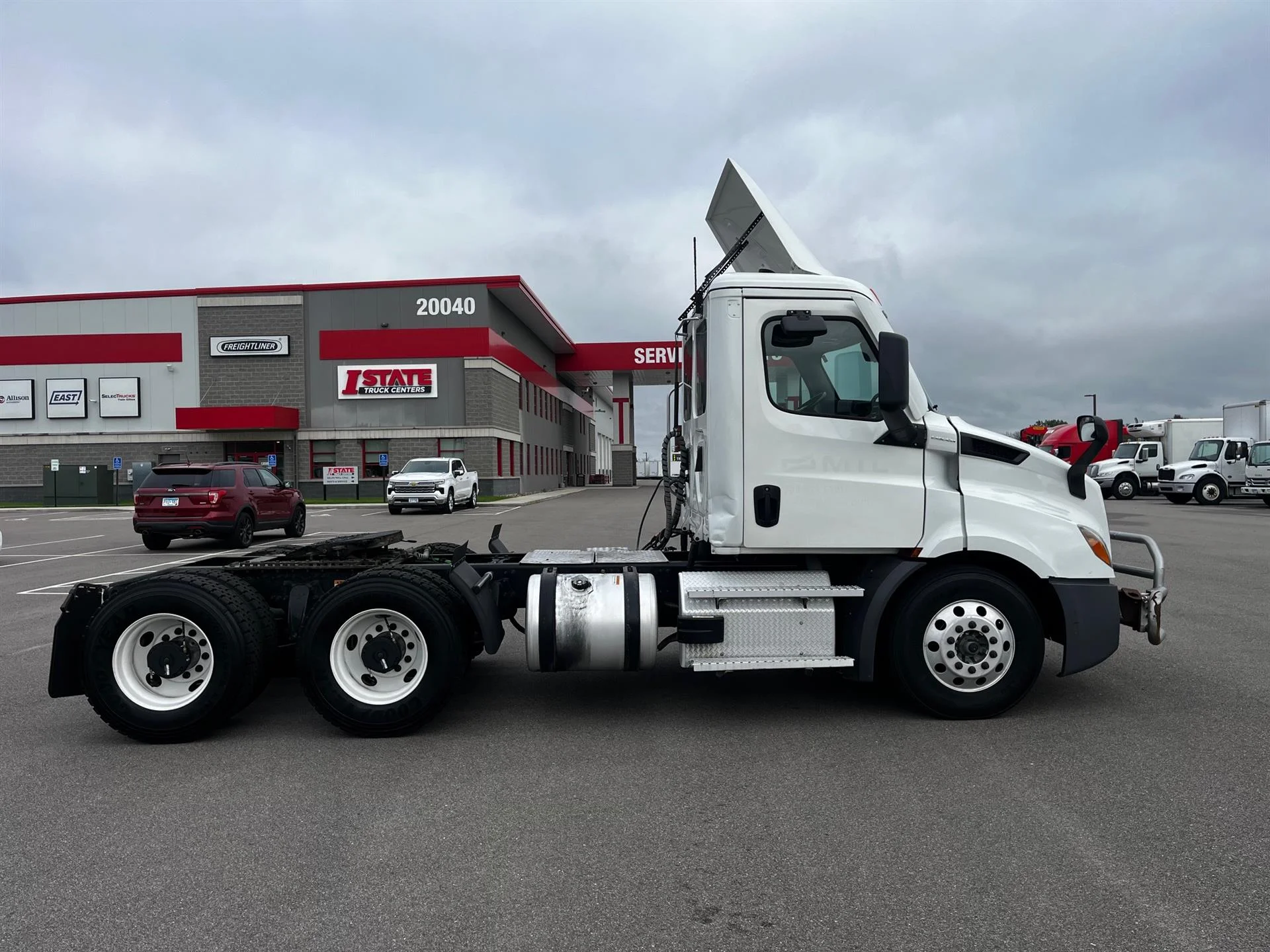 2023 Freightliner Cascadia in Twin Cities, MN — photo 2