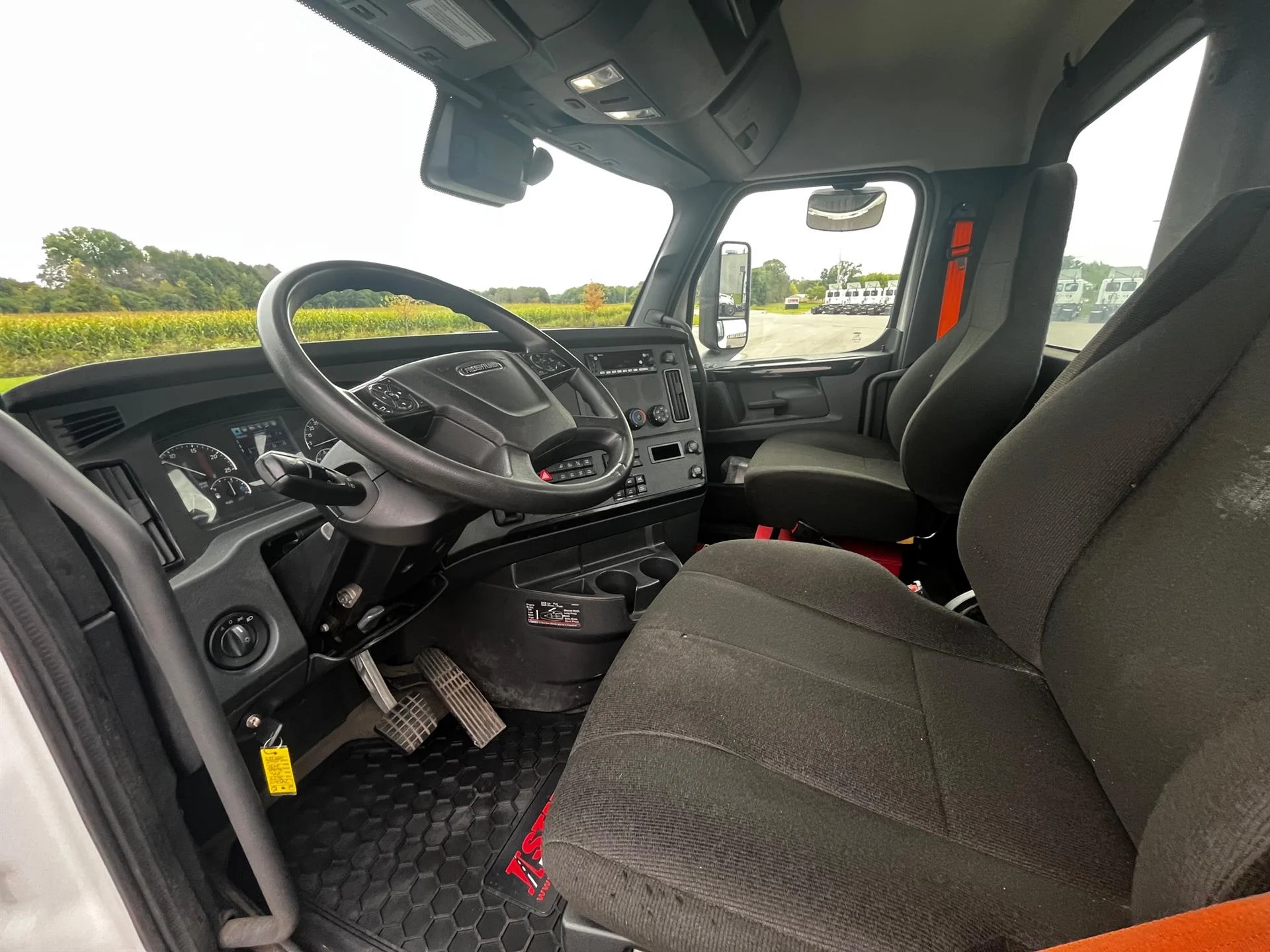 2023 Freightliner Cascadia in Twin Cities, MN — photo 3