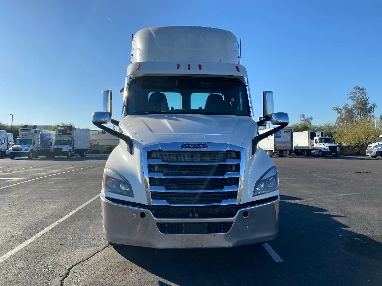 2021 Freightliner Cascadia in Phoenix, AZ — photo 2