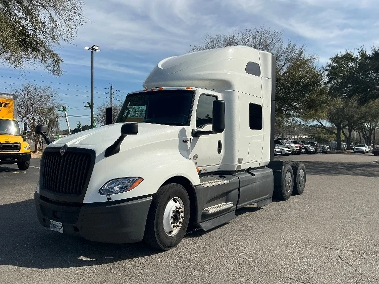 2023 International LT in Jacksonville, FL — photo 3