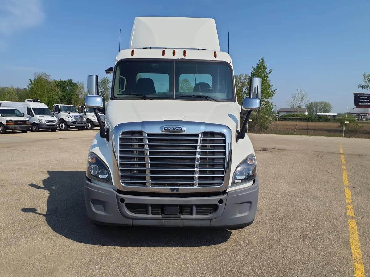 2016 Freightliner Cascadia - image 2