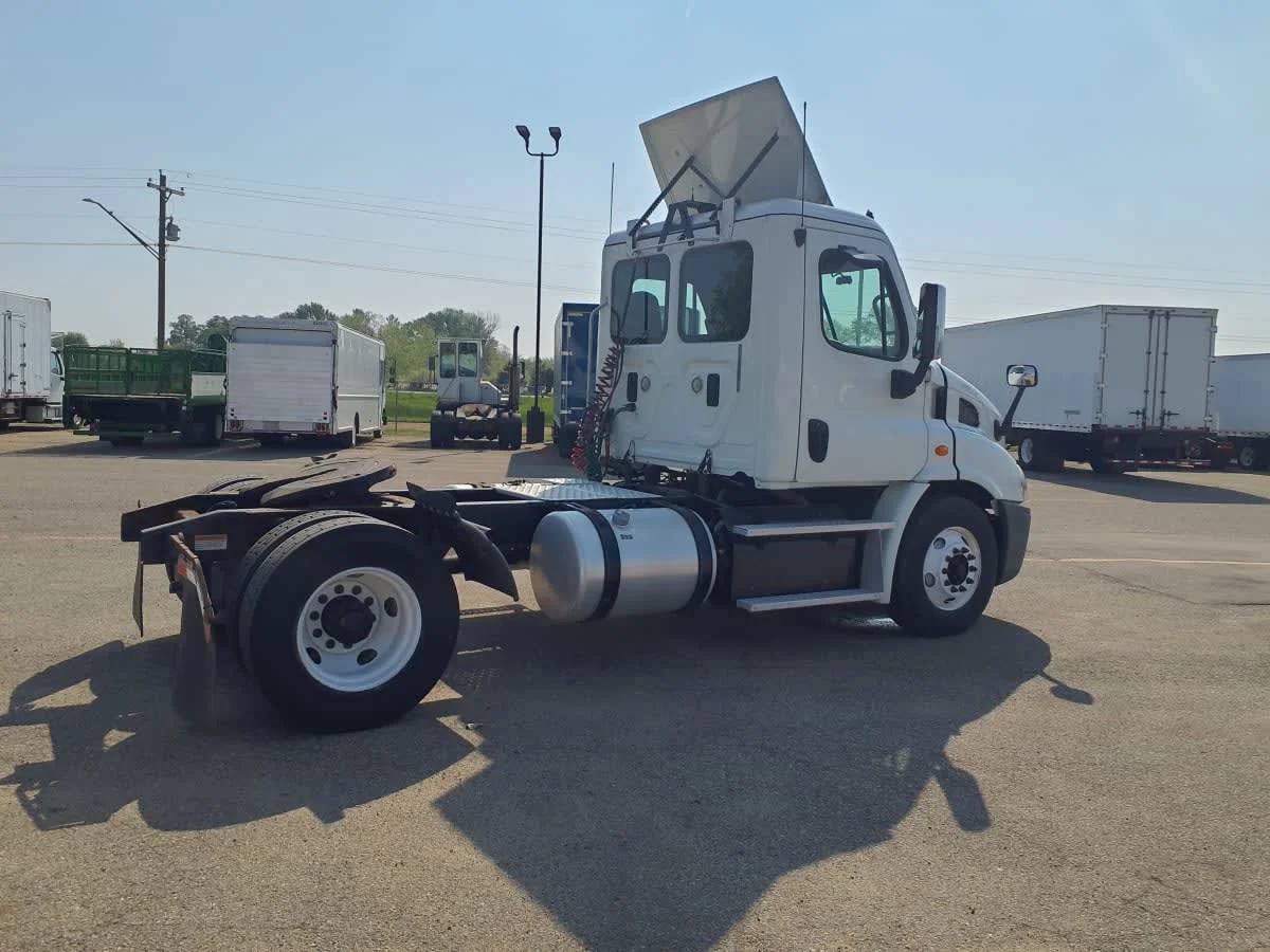 2016 Freightliner Cascadia - image 4