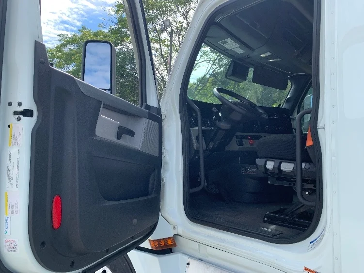 2021 Freightliner Cascadia in Greensboro, NC — photo 9
