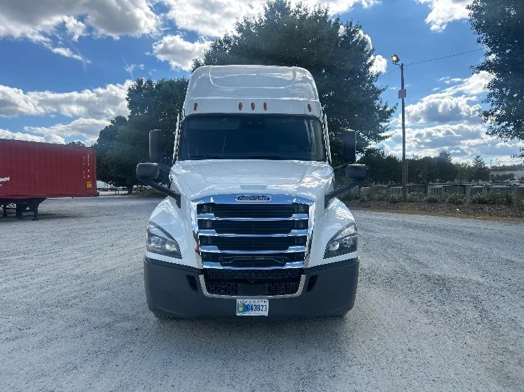 2021 Freightliner Cascadia in Greensboro, NC — photo 2