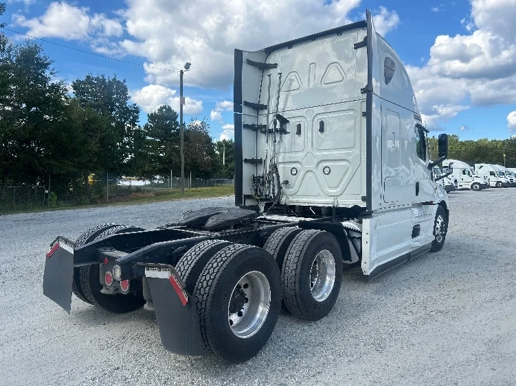 2021 Freightliner Cascadia in Greensboro, NC — photo 7