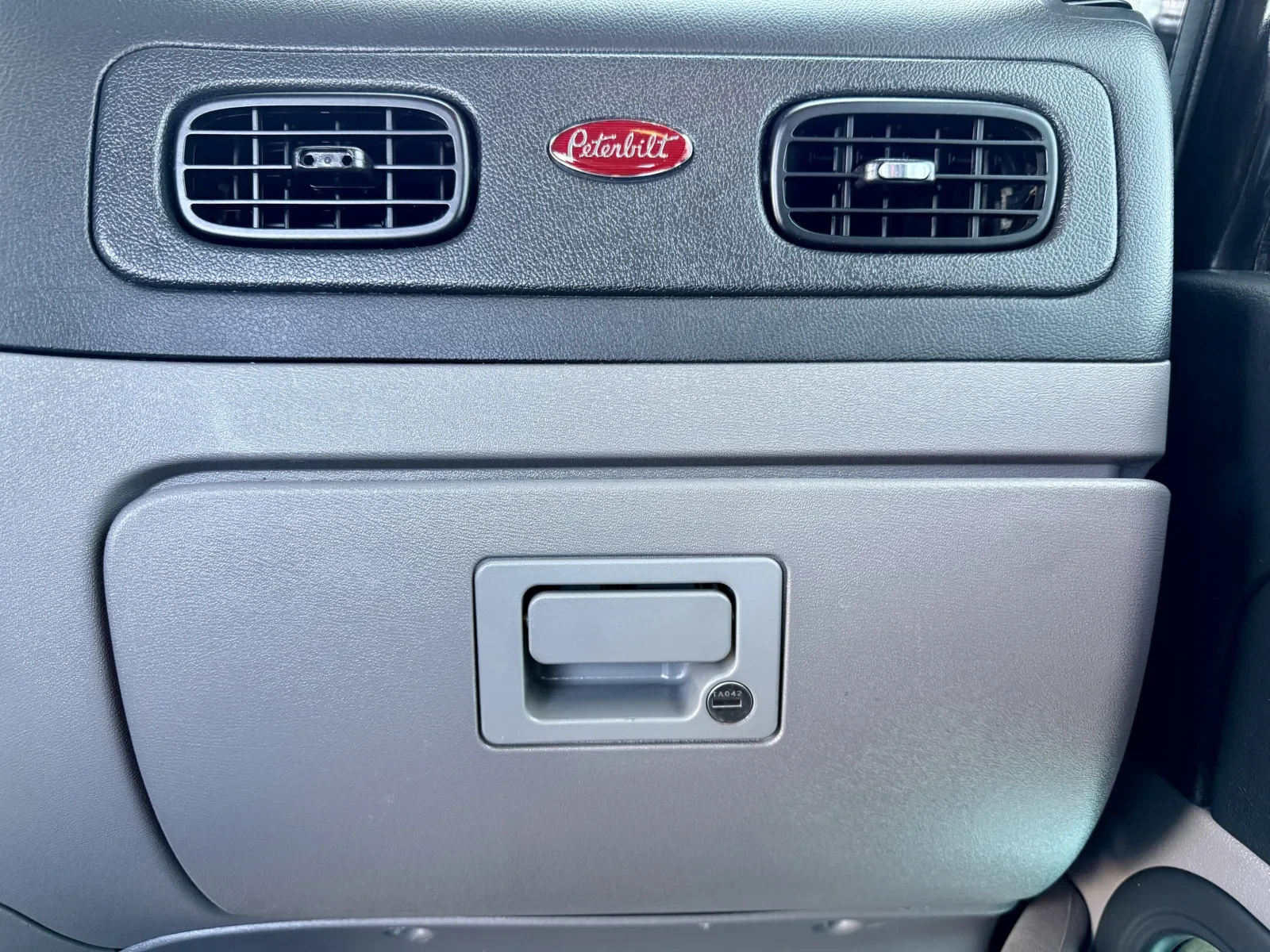 2023 Peterbilt 389 in New Lenox, IL — photo 19