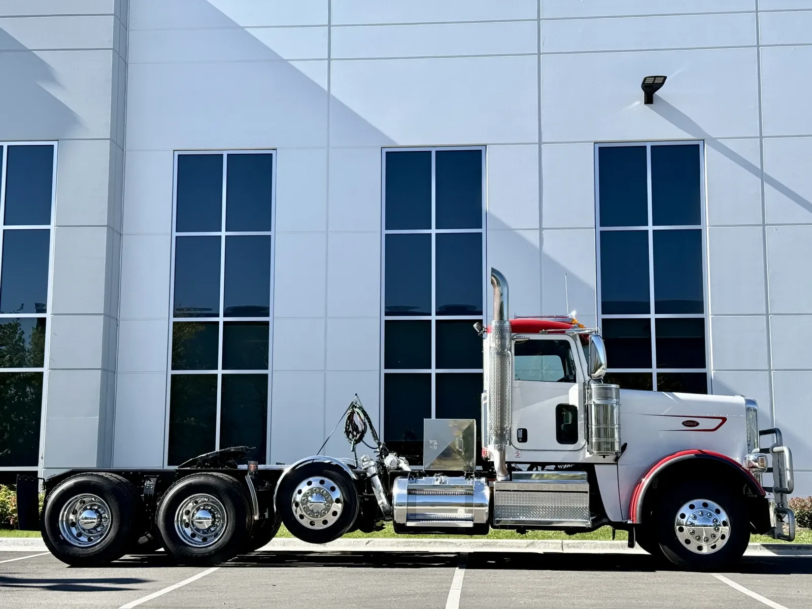 2023 Peterbilt 389 - image 3