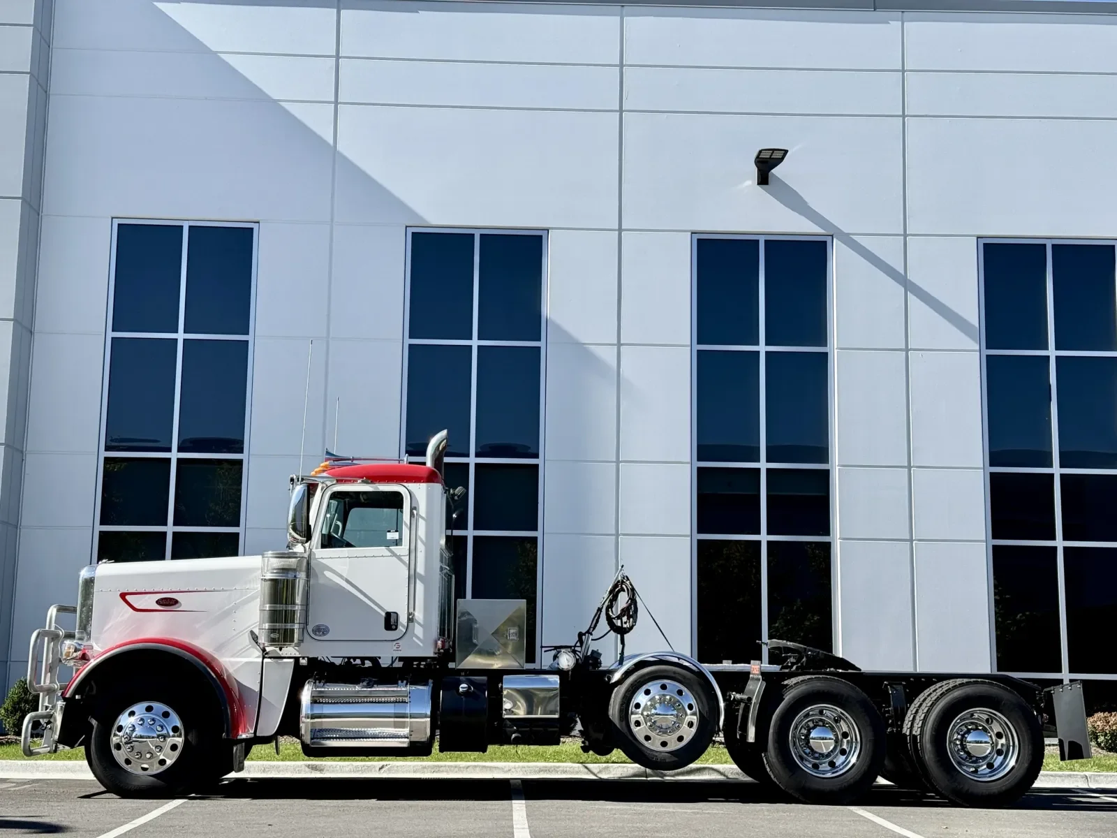 2023 Peterbilt 389 - image 4