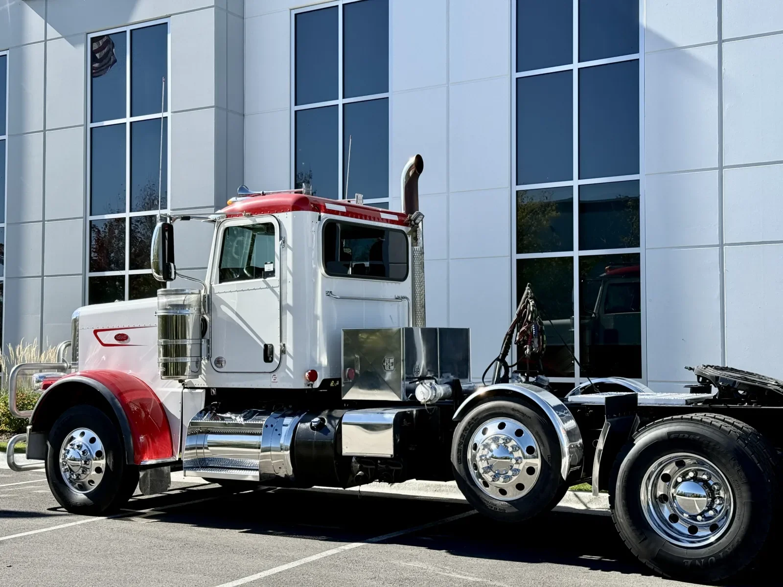 2023 Peterbilt 389 in New Lenox, IL — photo 8
