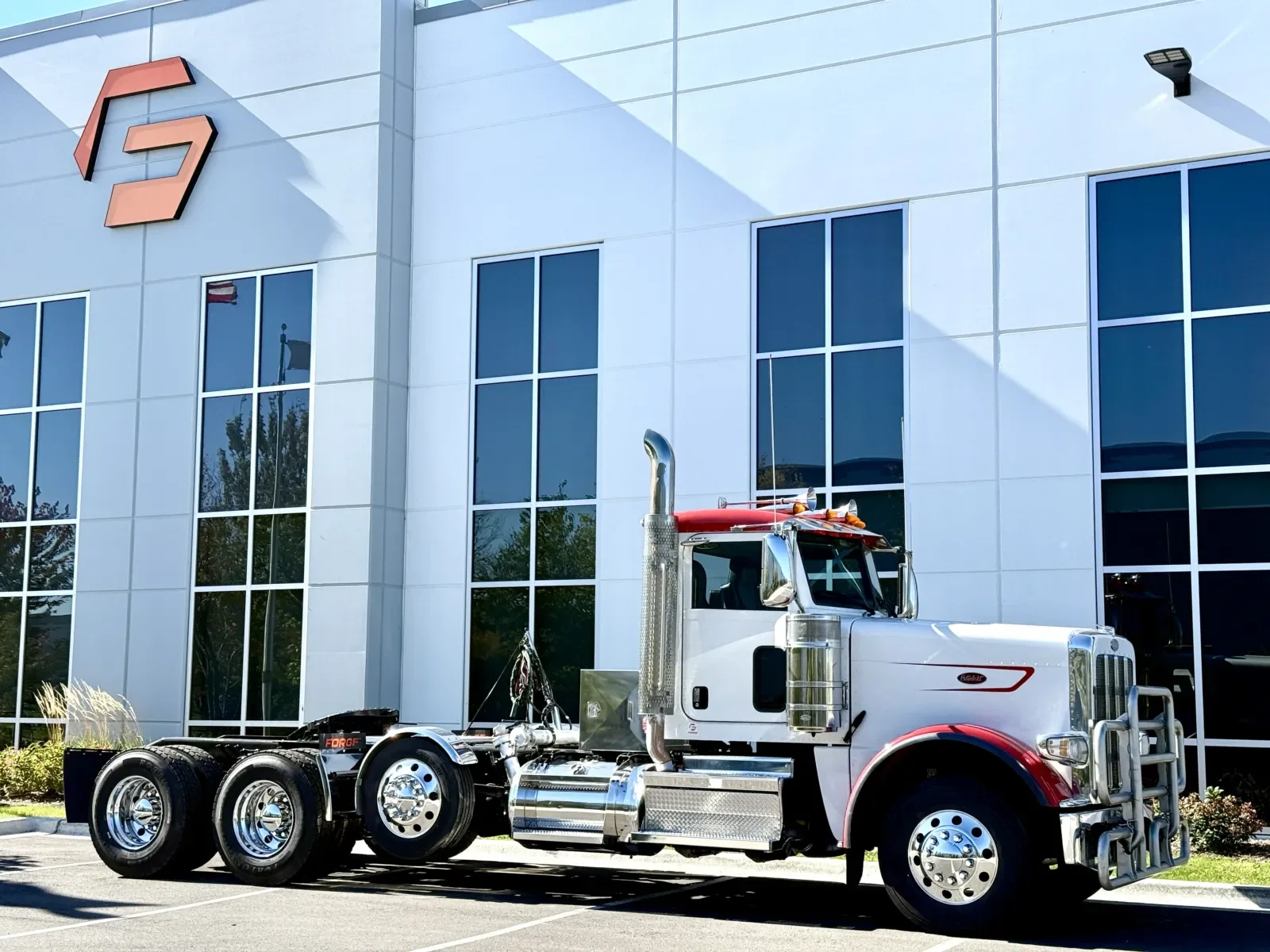 2023 Peterbilt 389 in New Lenox, IL — photo 2