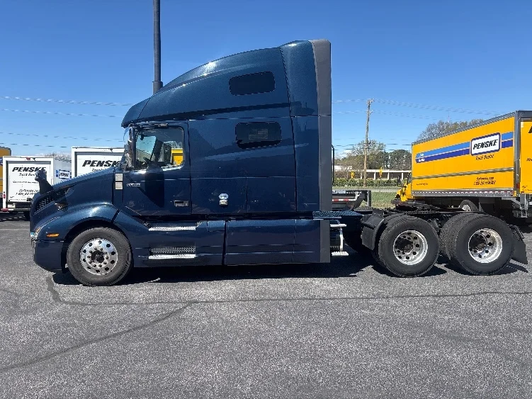 2020 Volvo VNL 760 - image 4