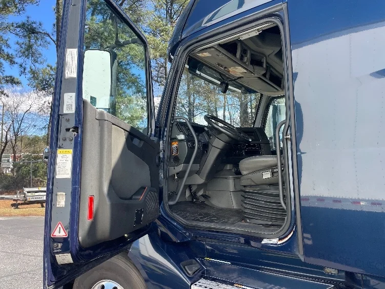 2020 Volvo VNL 760 - image 9