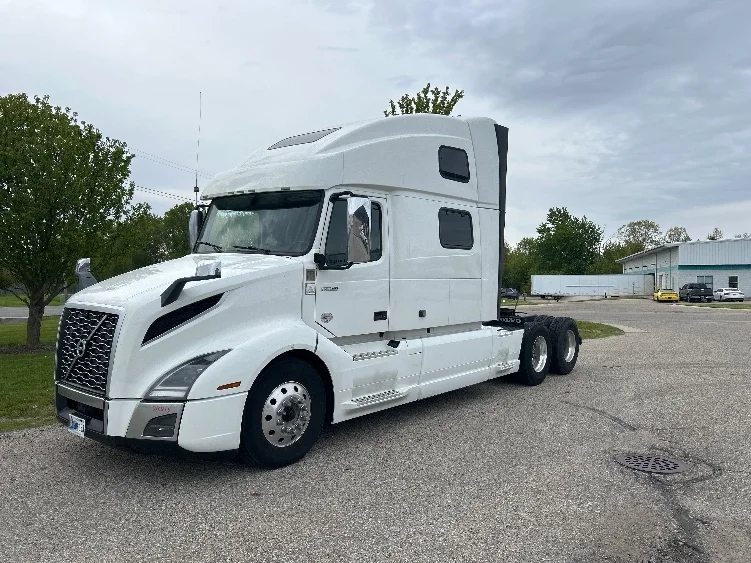 2023 Volvo in Lansing, MI — photo 3