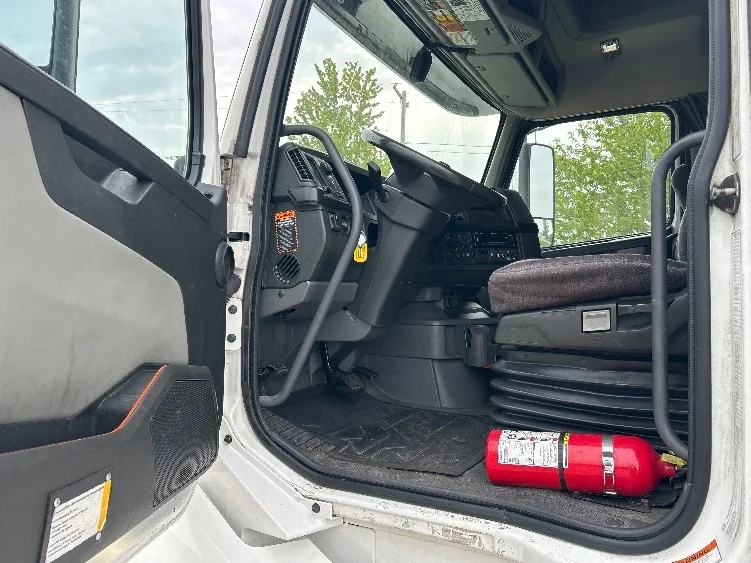 2023 Volvo in Lansing, MI — photo 9