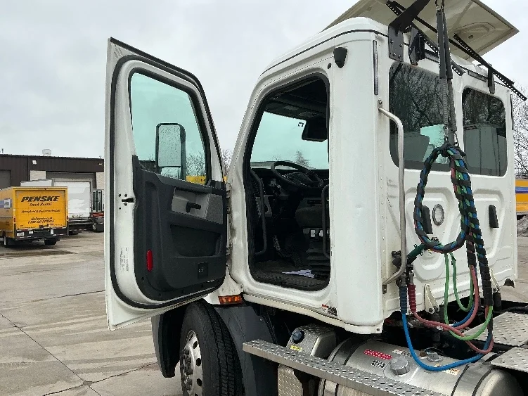 2020 Freightliner Cascadia in Monmouth Junction, NJ — photo 9