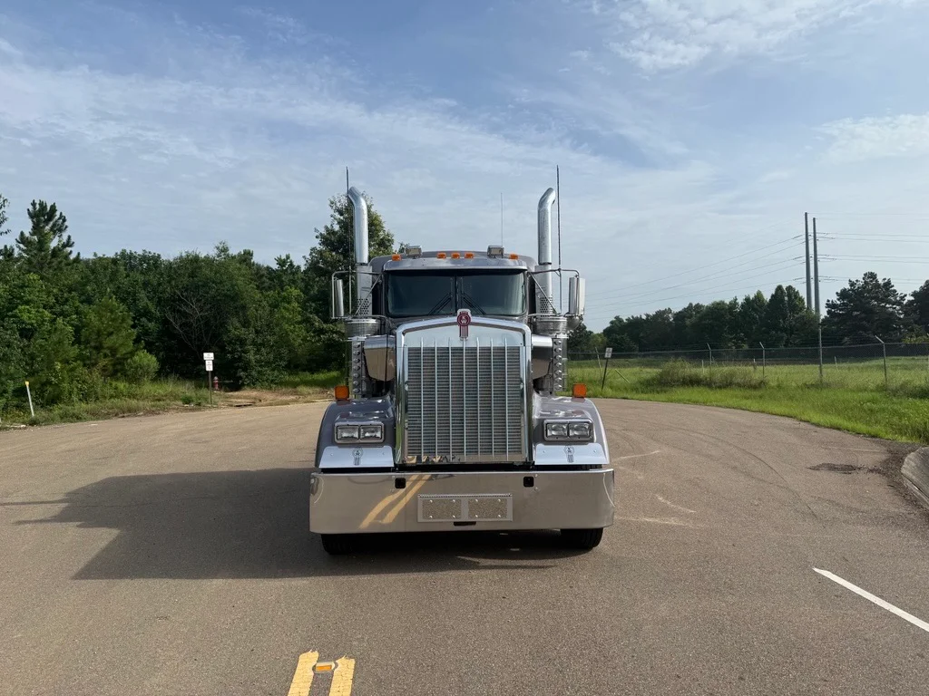 2025 Kenworth W900 in Jackson, MS — photo 3