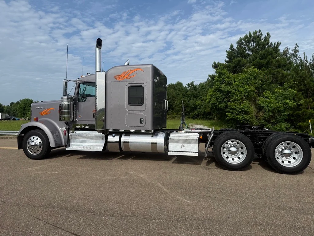 2025 Kenworth W900 in Jackson, MS — photo 2