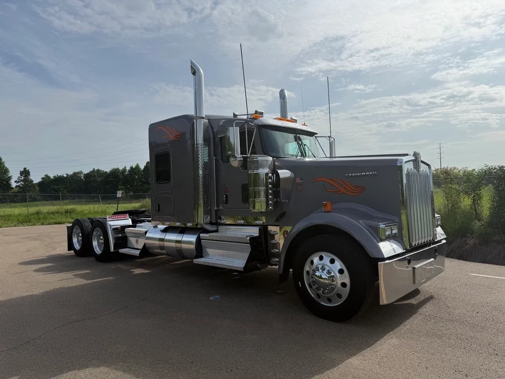 2025 Kenworth W900 in Jackson, MS — photo 4