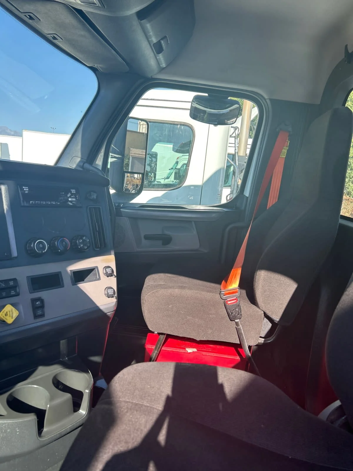 2020 Freightliner Cascadia - image 7