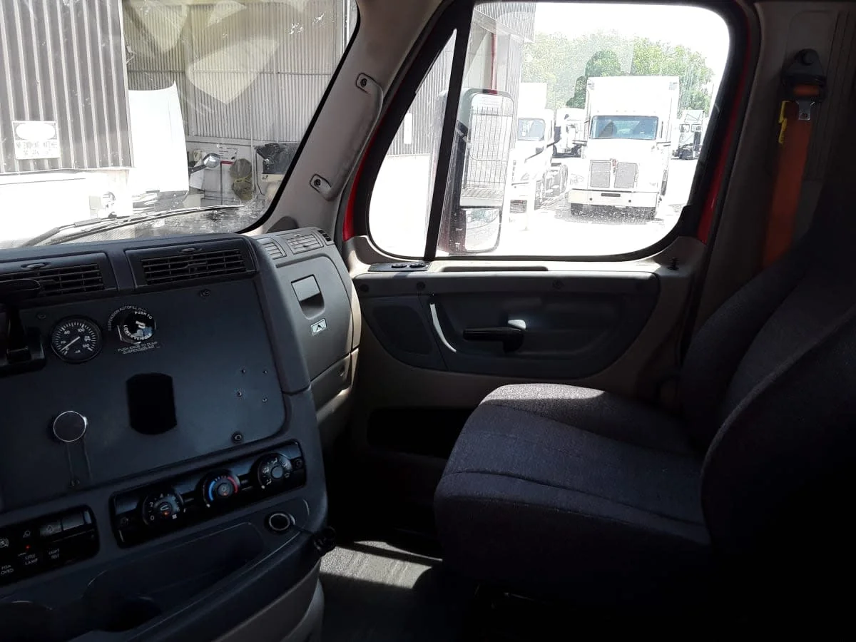 2018 Freightliner Cascadia in Kansas City, MO — photo 8