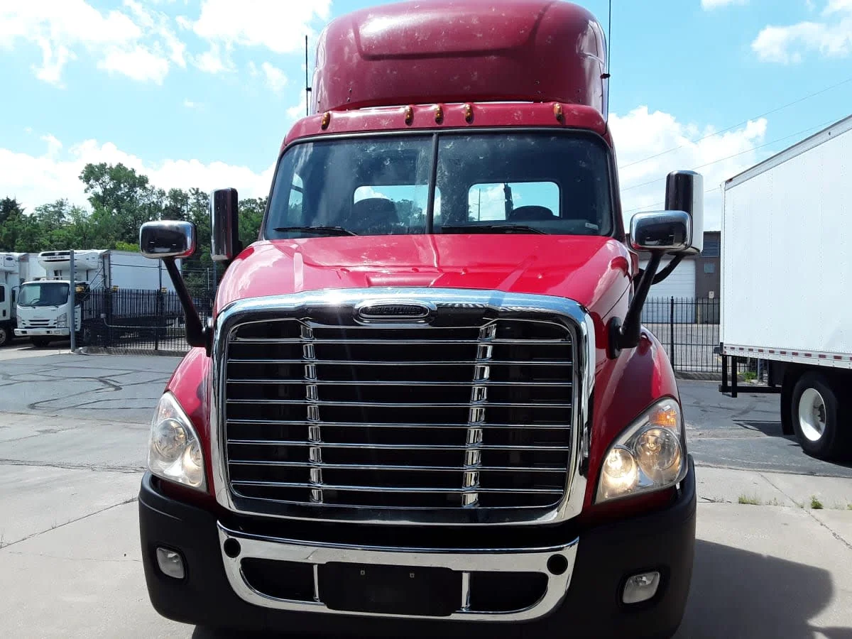 2018 Freightliner Cascadia - image 2