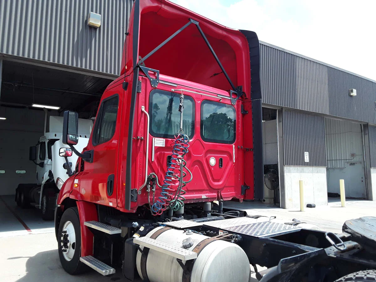 2018 Freightliner Cascadia in Kansas City, MO — photo 6