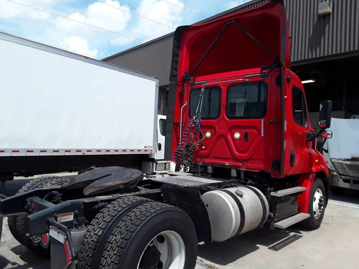 2018 Freightliner Cascadia in Kansas City, MO — photo 4