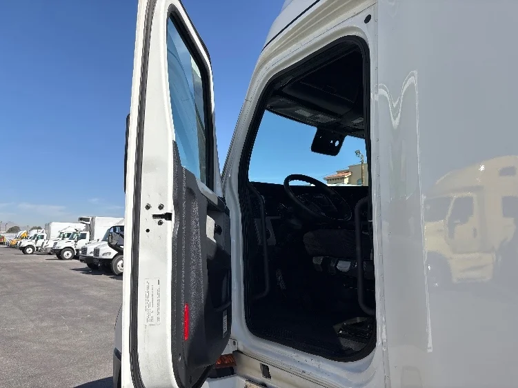 2021 Freightliner Cascadia - image 9
