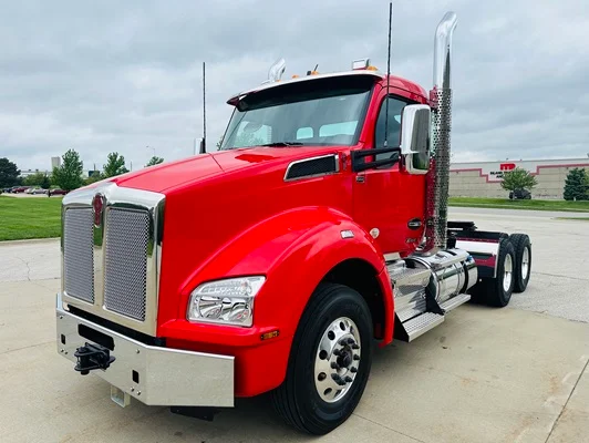 2027 Kenworth T880 in Olathe, KS — photo 2