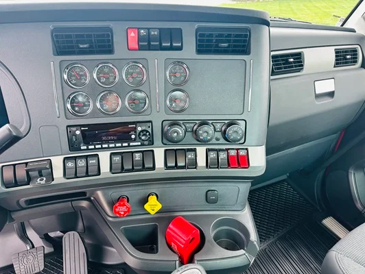 2027 Kenworth T880 in Olathe, KS — photo 41