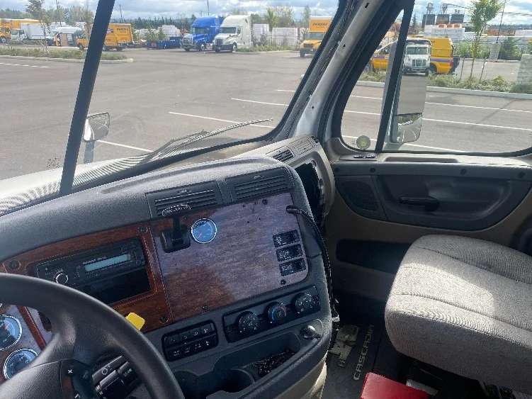 2017 Freightliner Cascadia - image 10