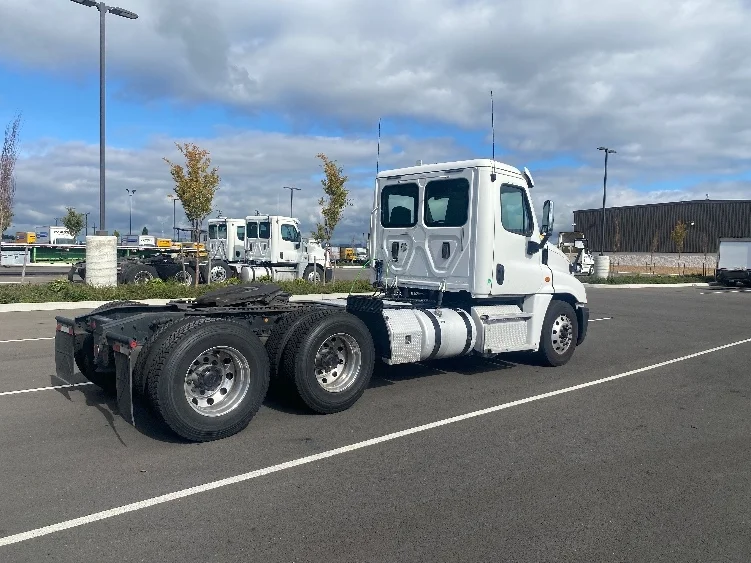 2017 Freightliner Cascadia - image 7