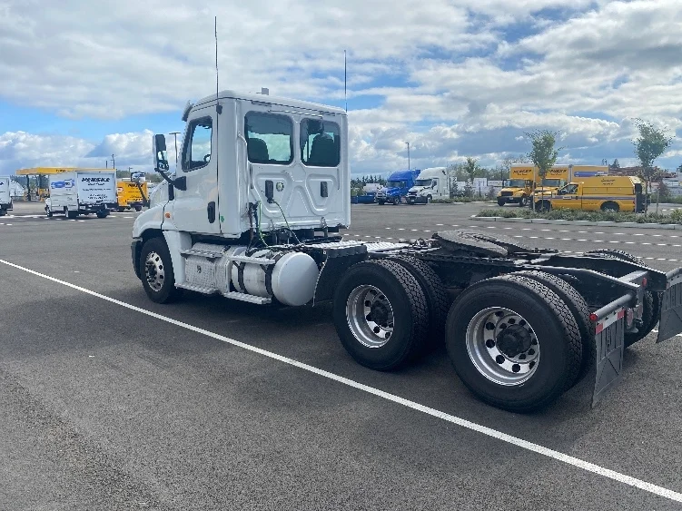2017 Freightliner Cascadia - image 5