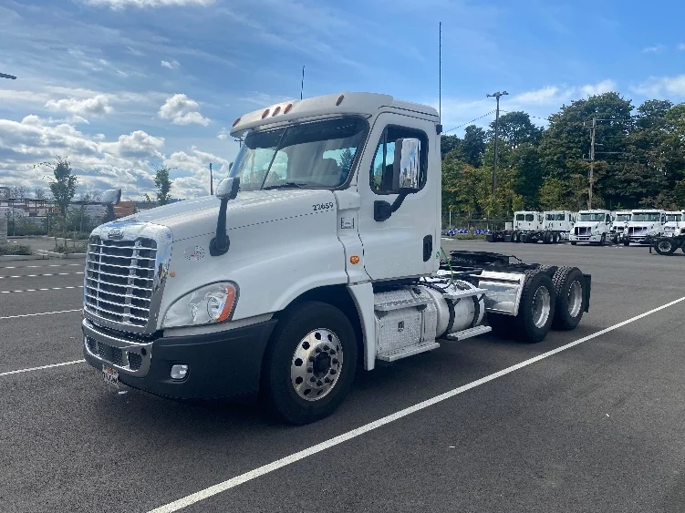 2017 Freightliner Cascadia - image 3