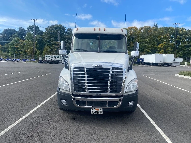 2017 Freightliner Cascadia in Everett, WA — photo 2