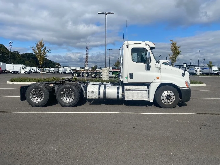 2017 Freightliner Cascadia in Everett, WA — photo 8