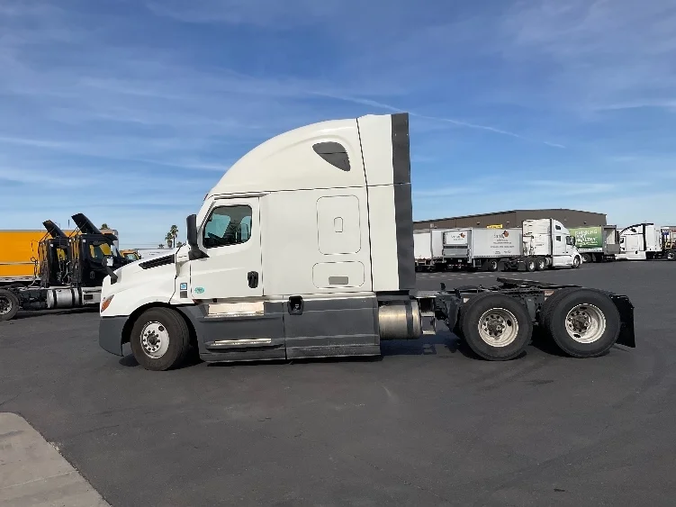 2023 Freightliner Cascadia - image 4