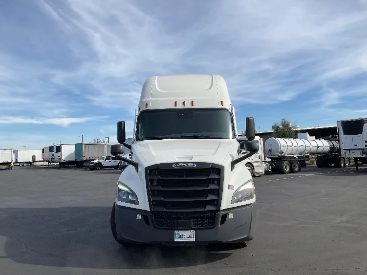 2023 Freightliner Cascadia - image 2