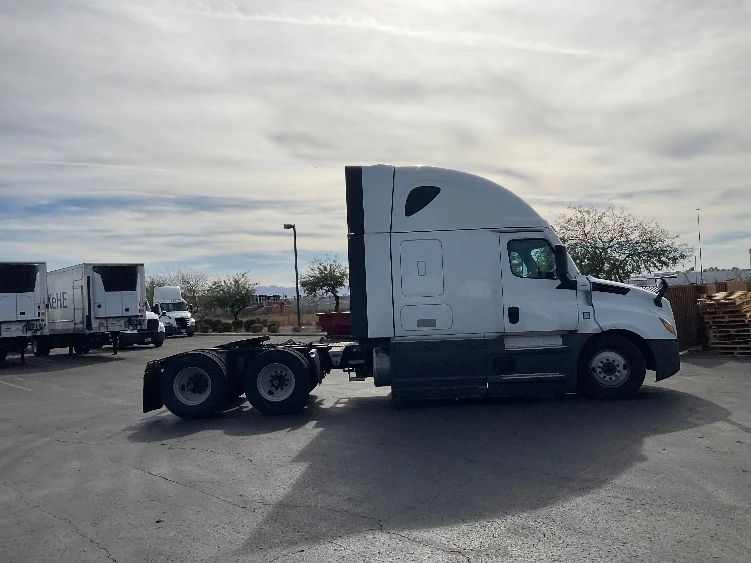 2023 Freightliner Cascadia - image 8