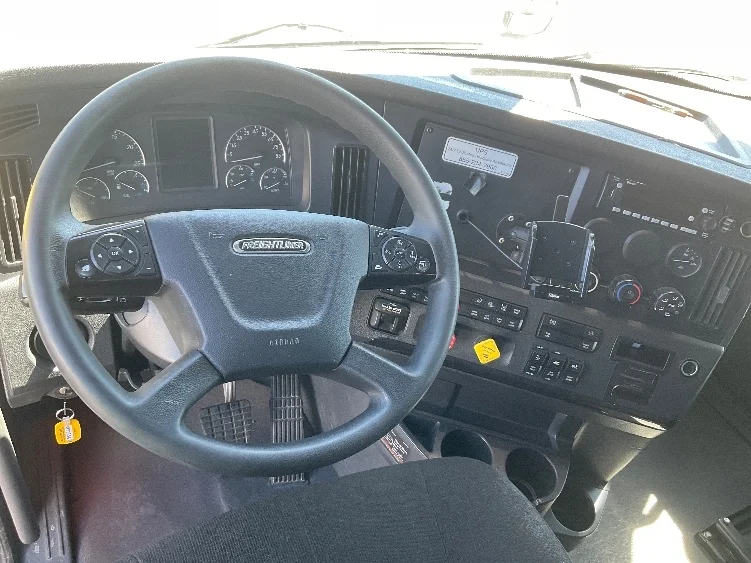 2023 Freightliner Cascadia - image 10