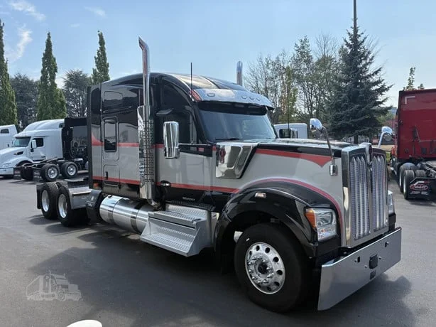 2022 Kenworth W990 in Portland, OR — photo 2
