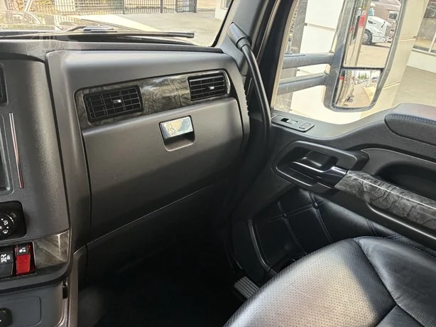 2022 Kenworth W990 in Portland, OR — photo 17